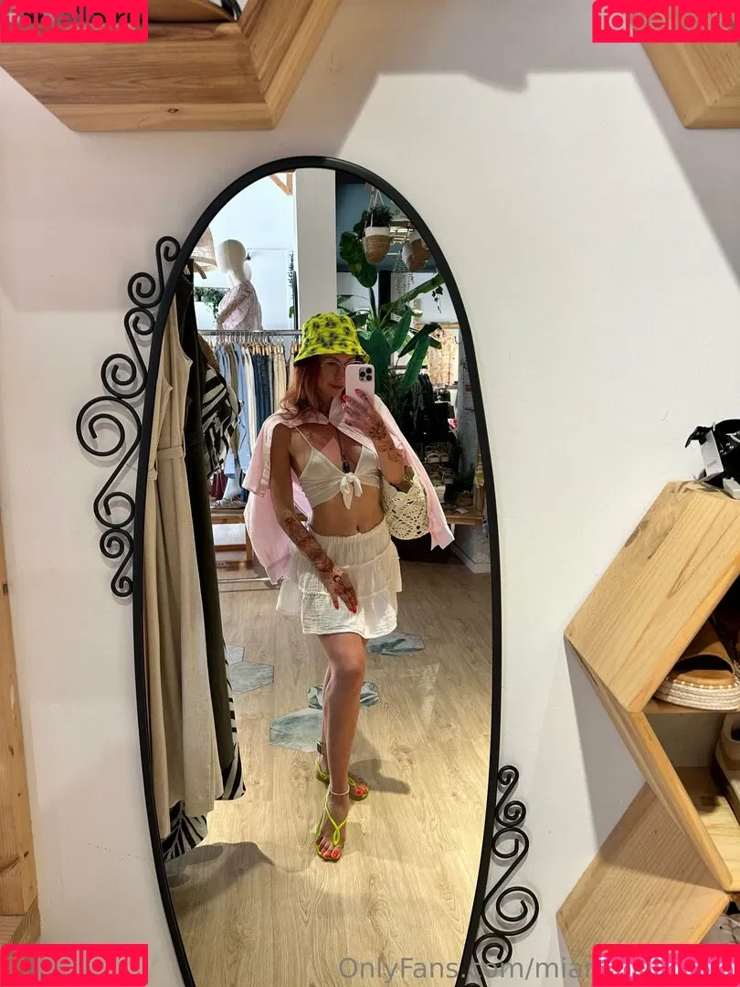 miaalario / mianaughtygirl Onlyfans Photo Gallery 