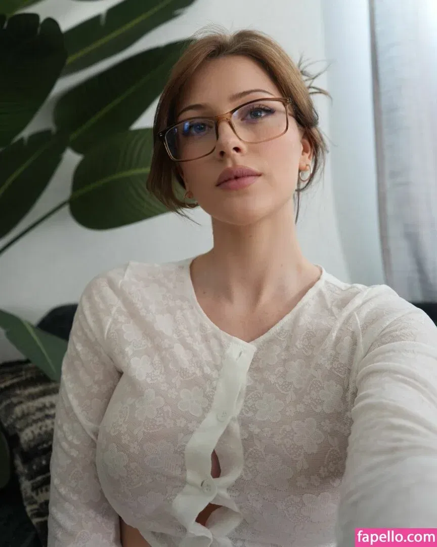 Lilly Bloomes / LillyBloomes Onlyfans Photo Gallery 