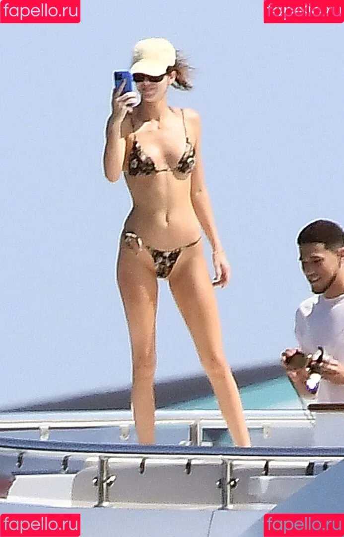 Kendall Jenner / KendallJenner Onlyfans Photo Gallery 