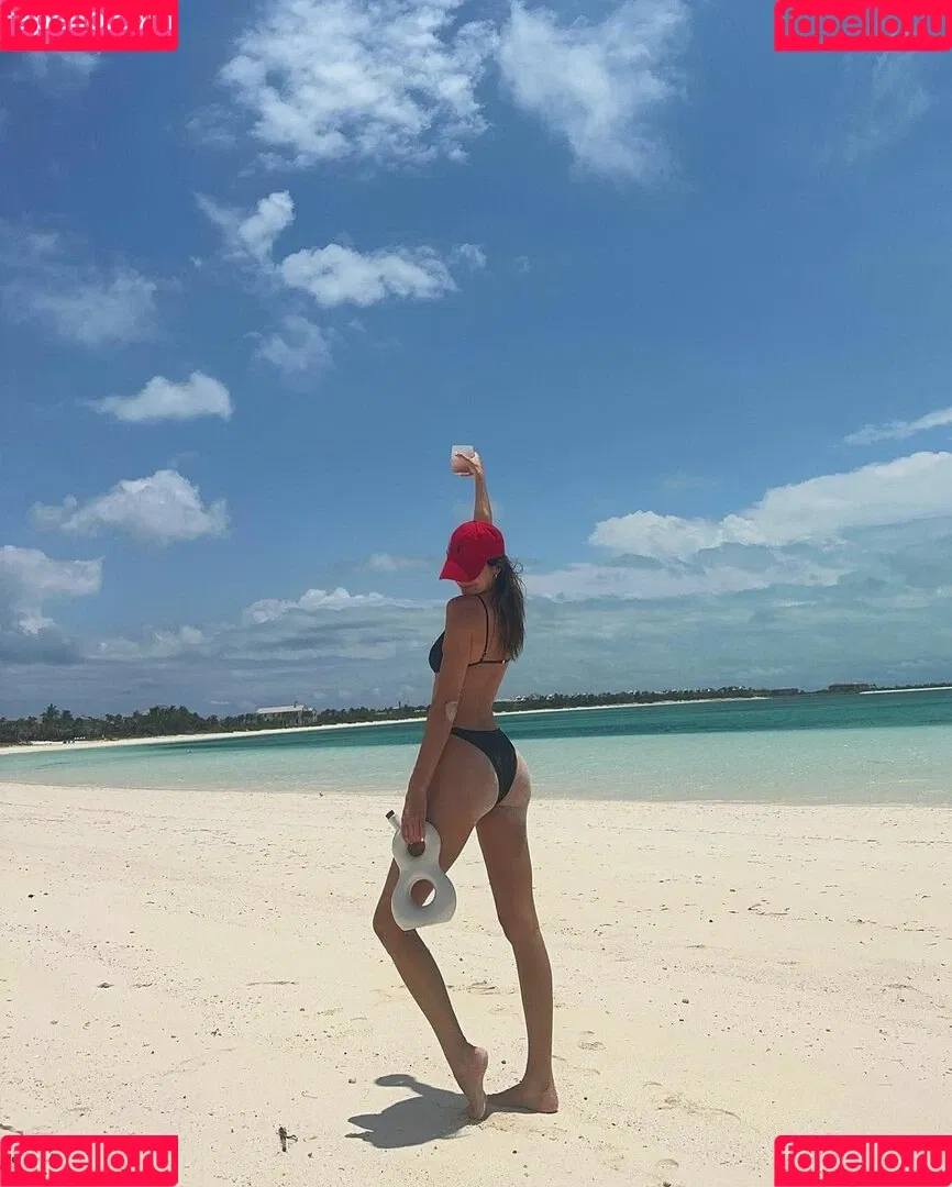 Kendall Jenner / KendallJenner Onlyfans Photo Gallery 
