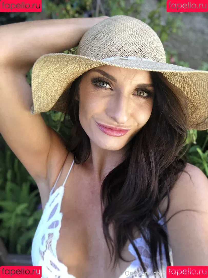Silvia Saige / silviasaigexxx / thesilviasaige Onlyfans Photo Gallery 