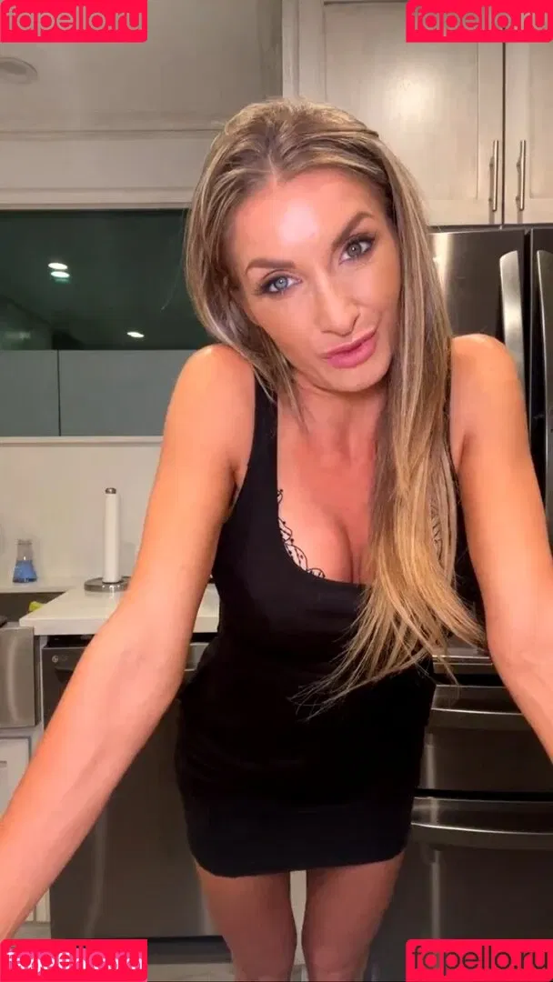 Silvia Saige / silviasaigexxx / thesilviasaige Onlyfans Photo Gallery 