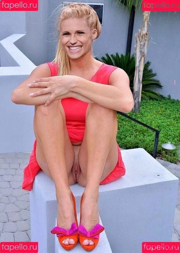 Michelle Hunziker / m_hunziker / therealhunzigram Onlyfans Photo Gallery 