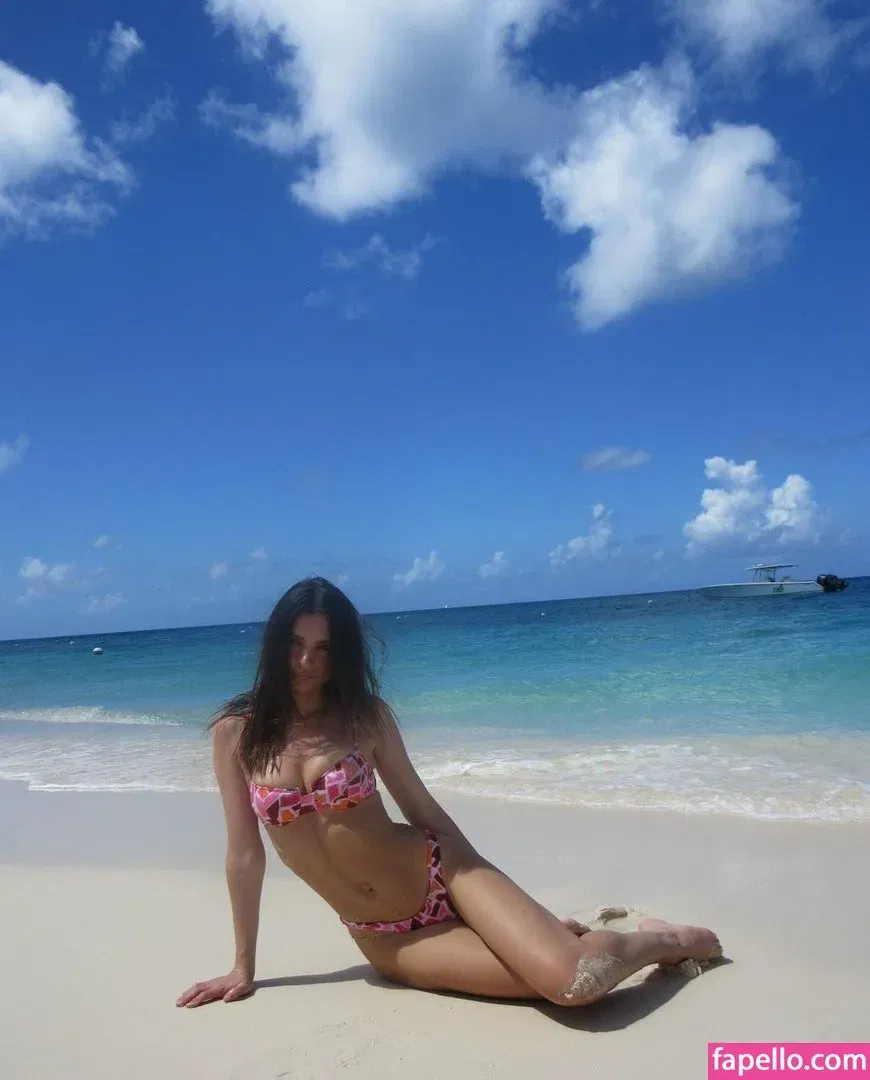 Emily Ratajkowski Onlyfans Photo Gallery 