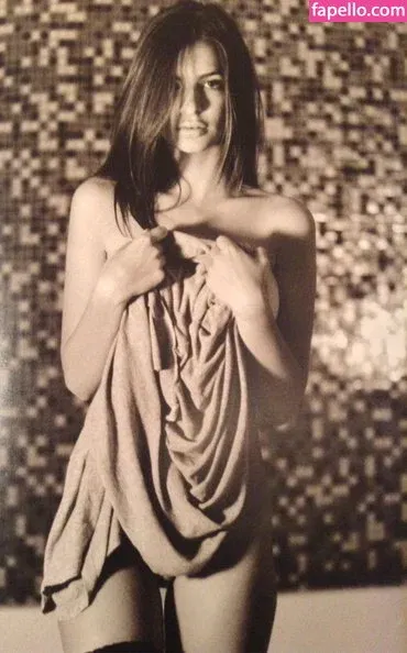 Emily Ratajkowski Onlyfans Photo Gallery 