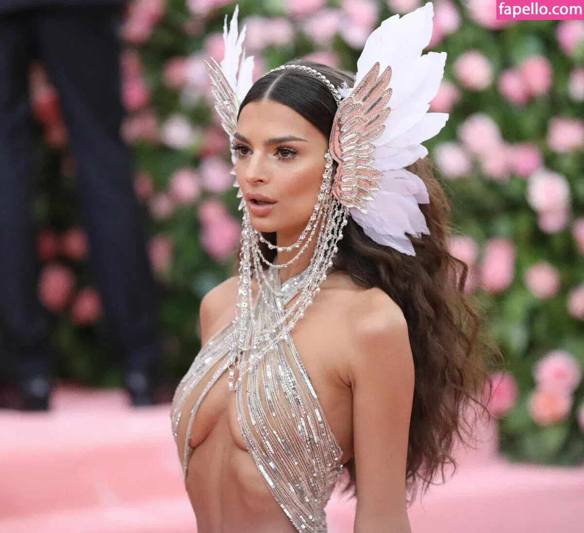 Emily Ratajkowski Onlyfans Photo Gallery 