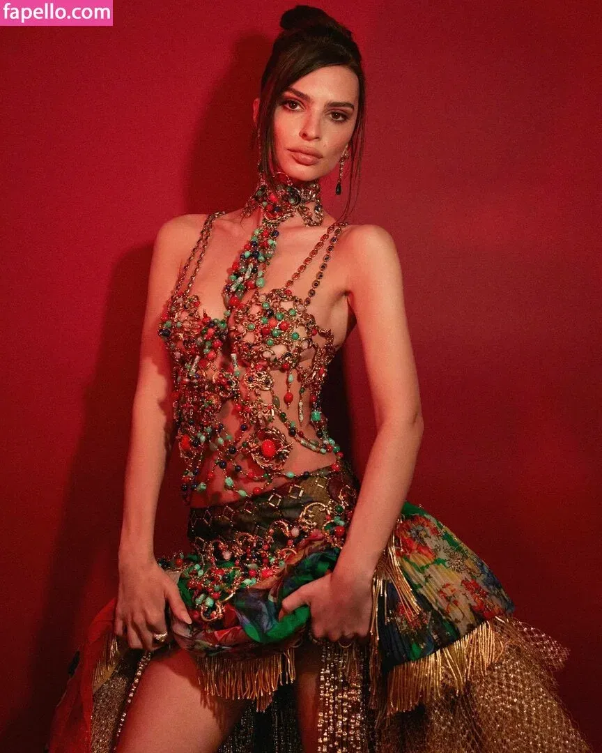 Emily Ratajkowski Onlyfans Photo Gallery 