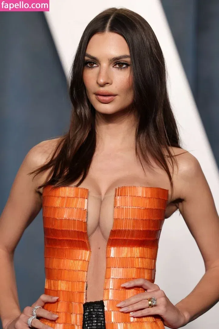 Emily Ratajkowski Onlyfans Photo Gallery 