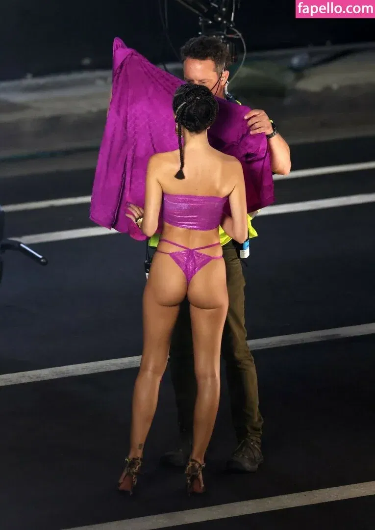 Emily Ratajkowski Onlyfans Photo Gallery 