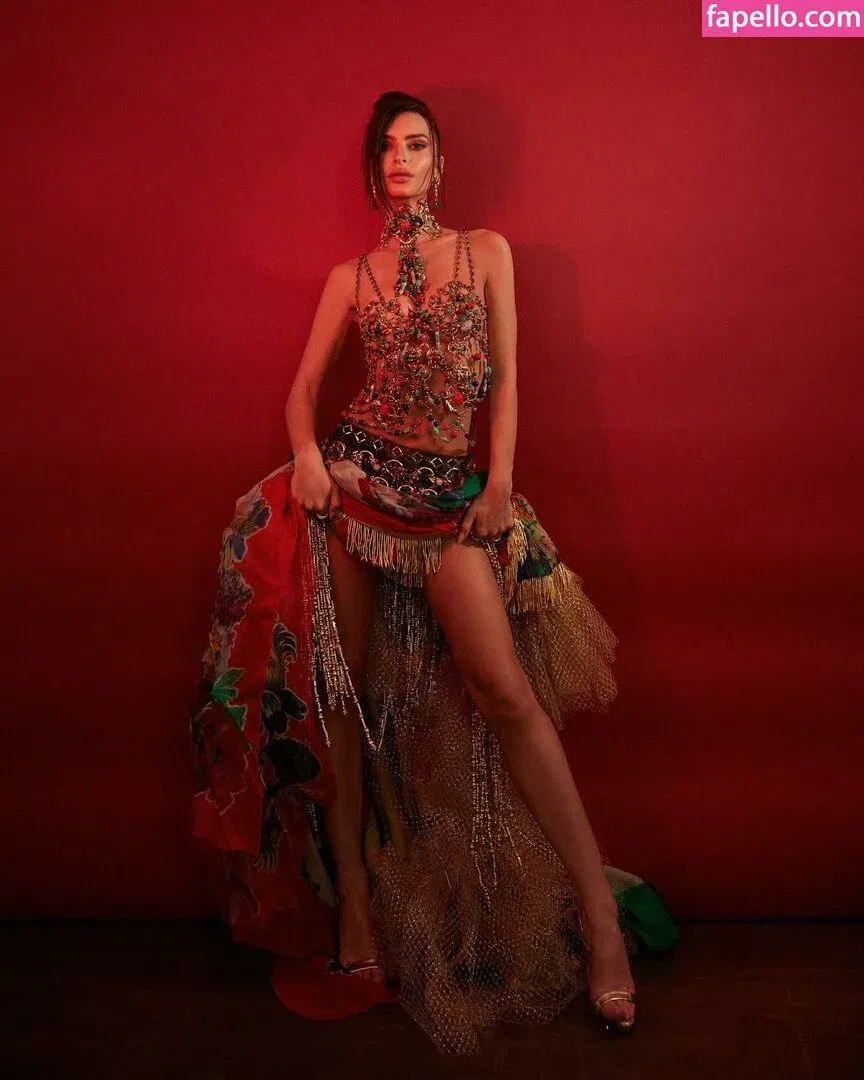 Emily Ratajkowski Onlyfans Photo Gallery 