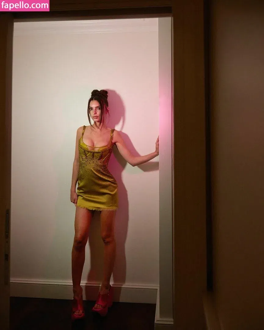 Emily Ratajkowski Onlyfans Photo Gallery 