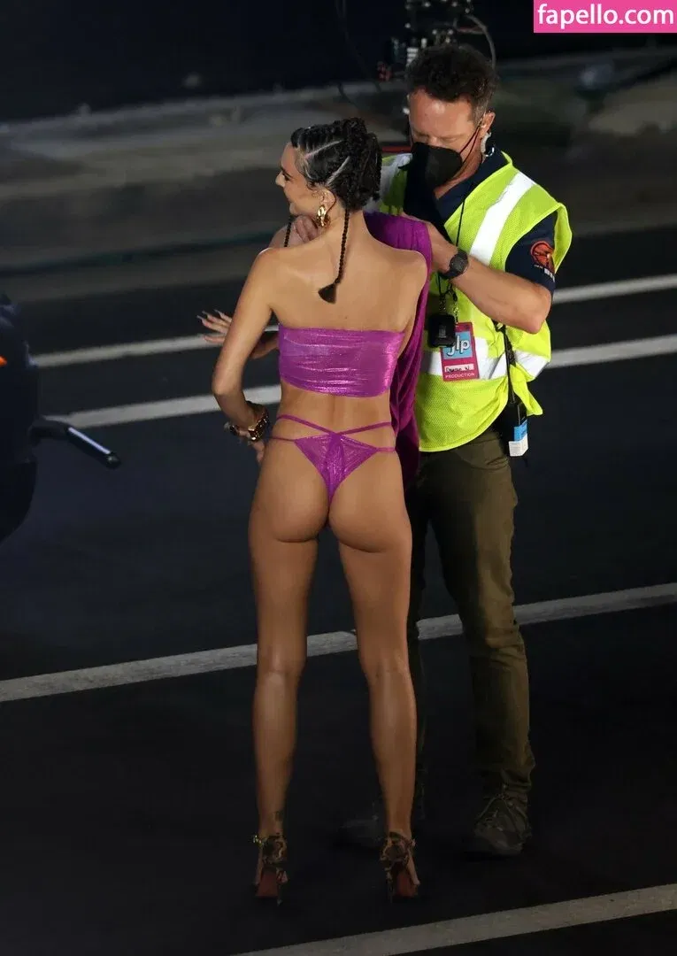 Emily Ratajkowski Onlyfans Photo Gallery 