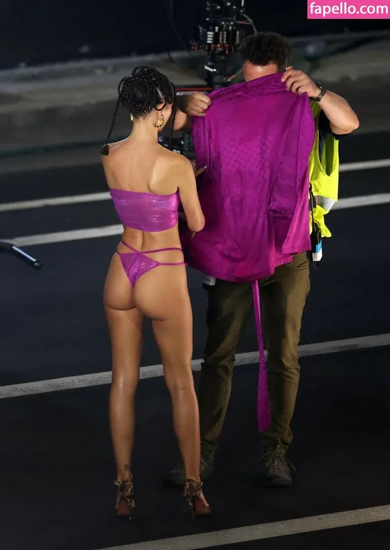 Emily Ratajkowski Onlyfans Photo Gallery 