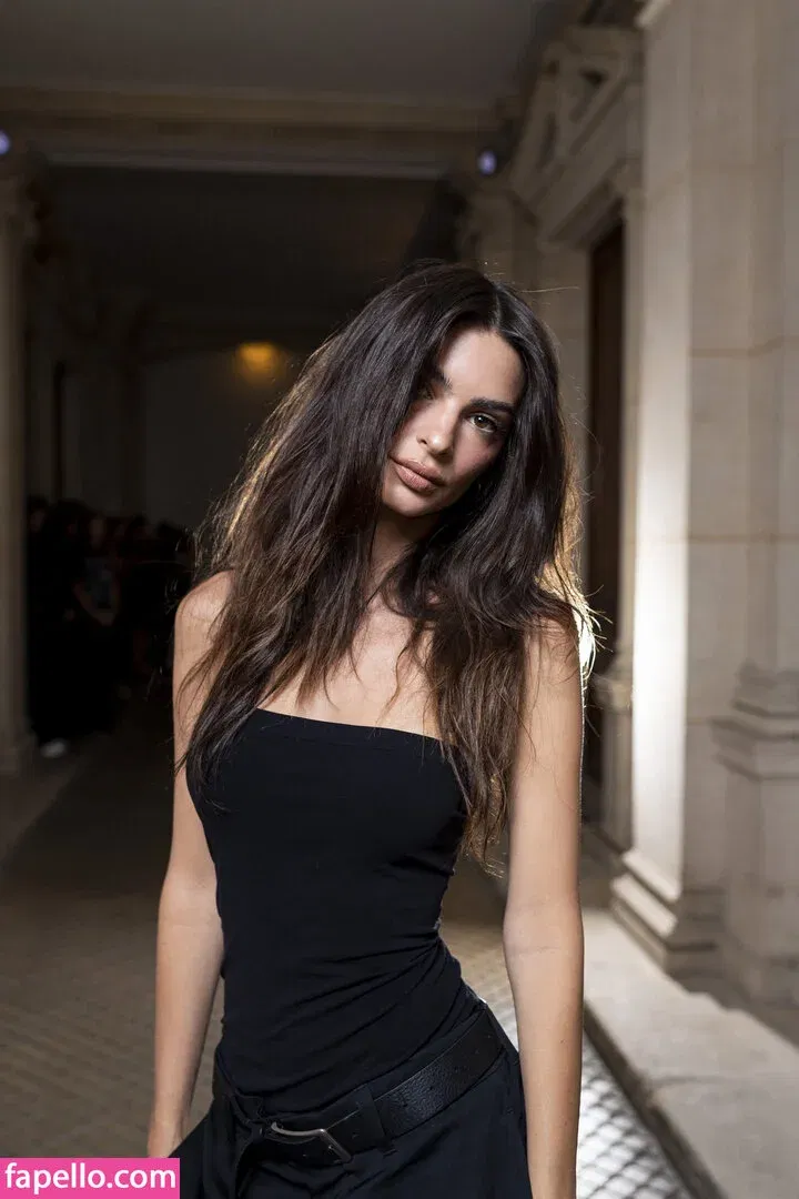 Emily Ratajkowski Onlyfans Photo Gallery 