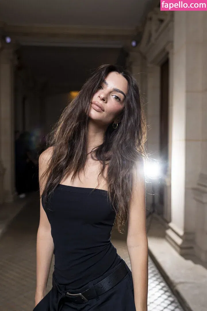 Emily Ratajkowski Onlyfans Photo Gallery 