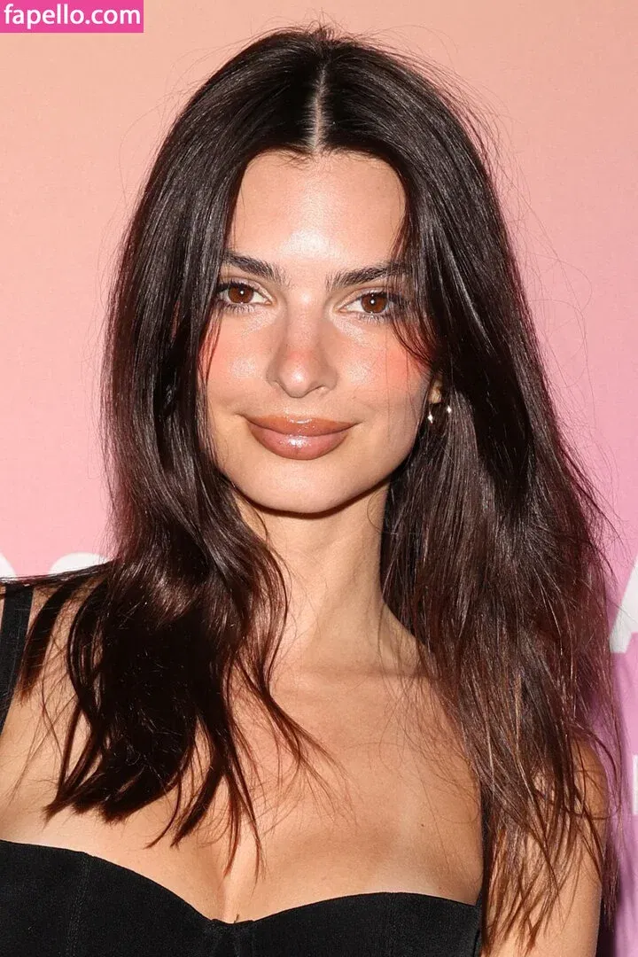 Emily Ratajkowski Onlyfans Photo Gallery 