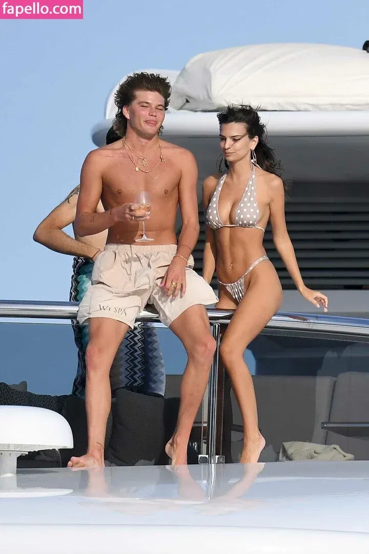 Emily Ratajkowski Onlyfans Photo Gallery 