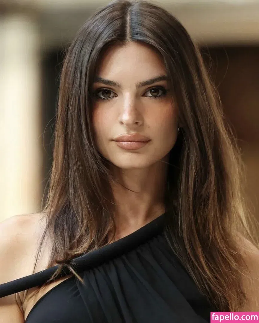 Emily Ratajkowski Onlyfans Photo Gallery 