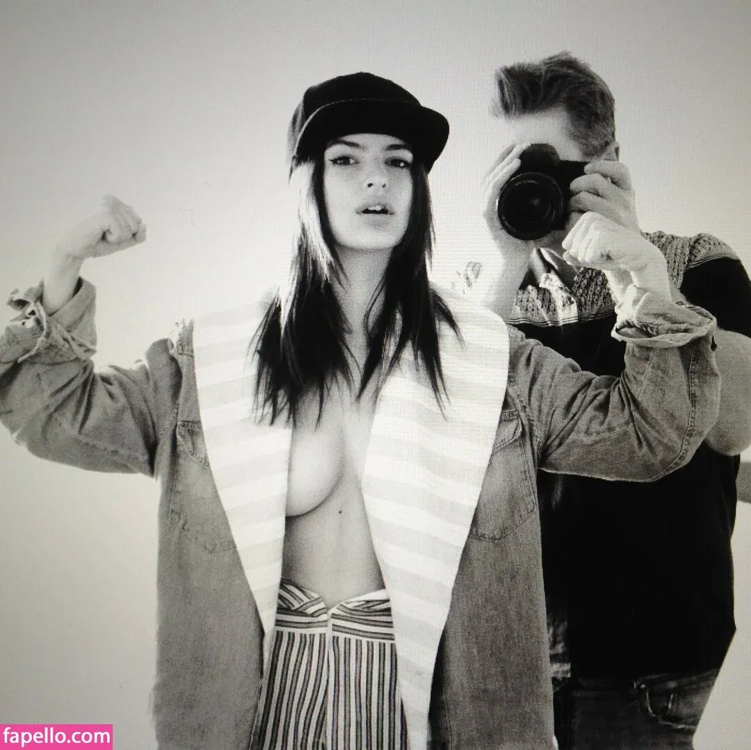 Emily Ratajkowski Onlyfans Photo Gallery 