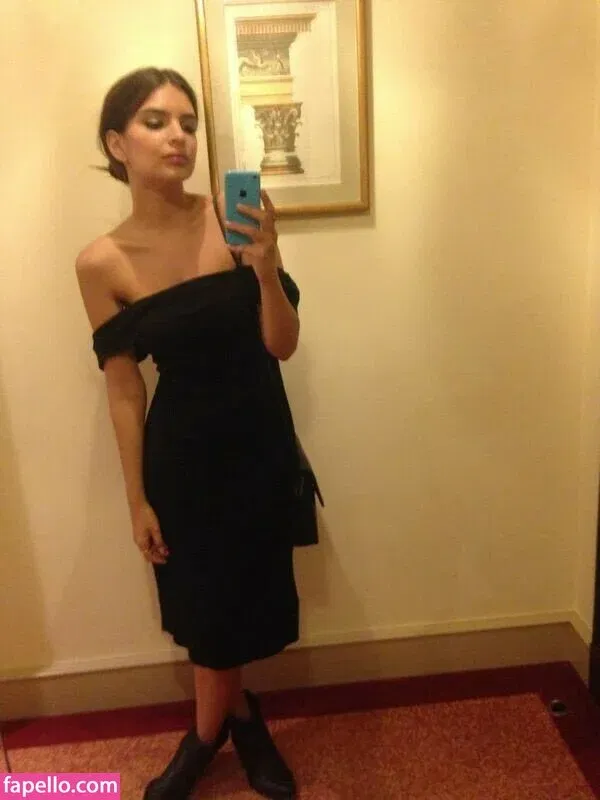 Emily Ratajkowski Onlyfans Photo Gallery 