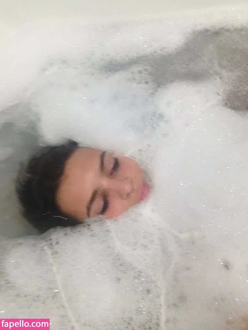 Emily Ratajkowski Onlyfans Photo Gallery 