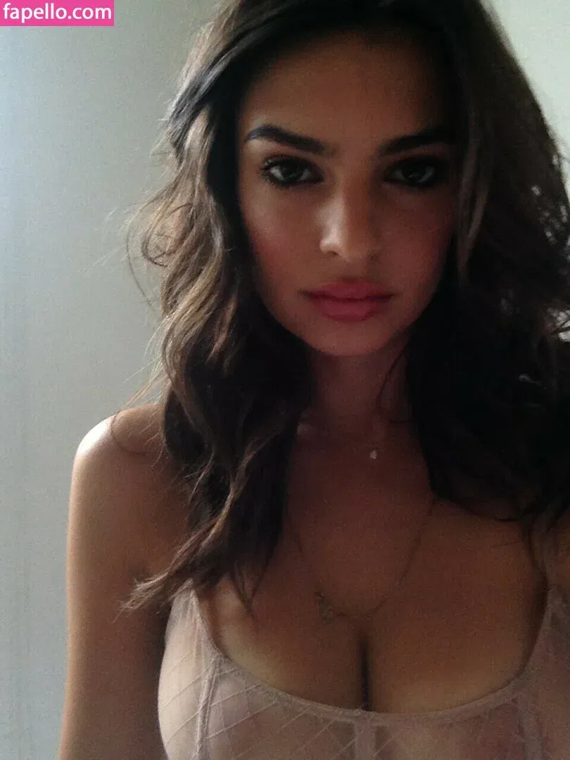 Emily Ratajkowski Onlyfans Photo Gallery 