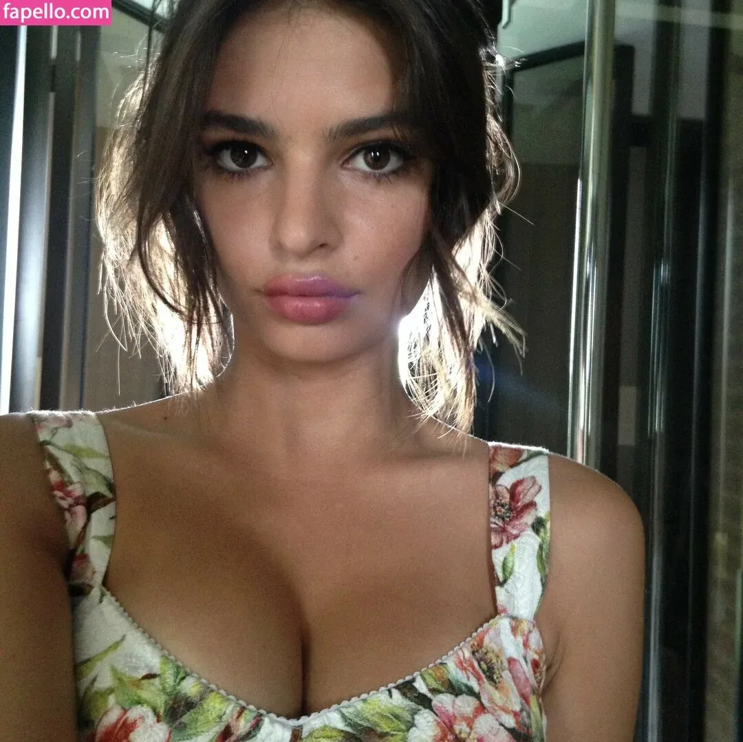 Emily Ratajkowski Onlyfans Photo Gallery 