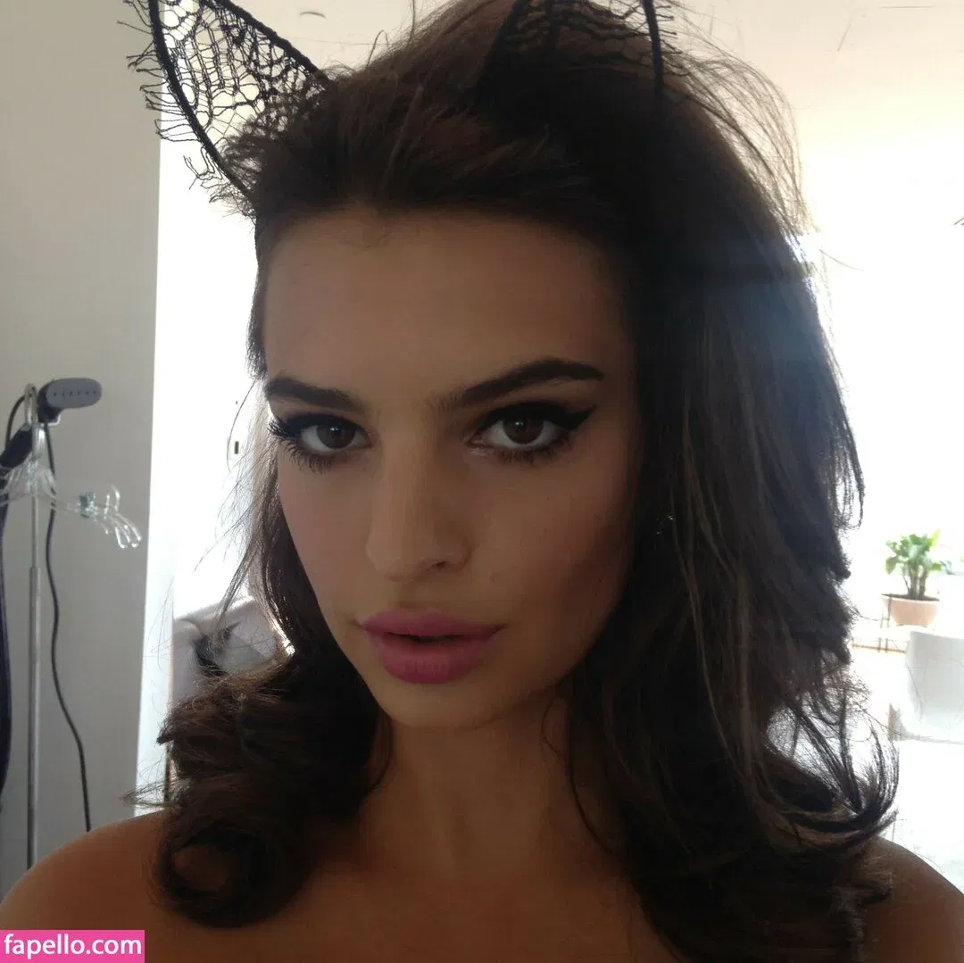 Emily Ratajkowski Onlyfans Photo Gallery 
