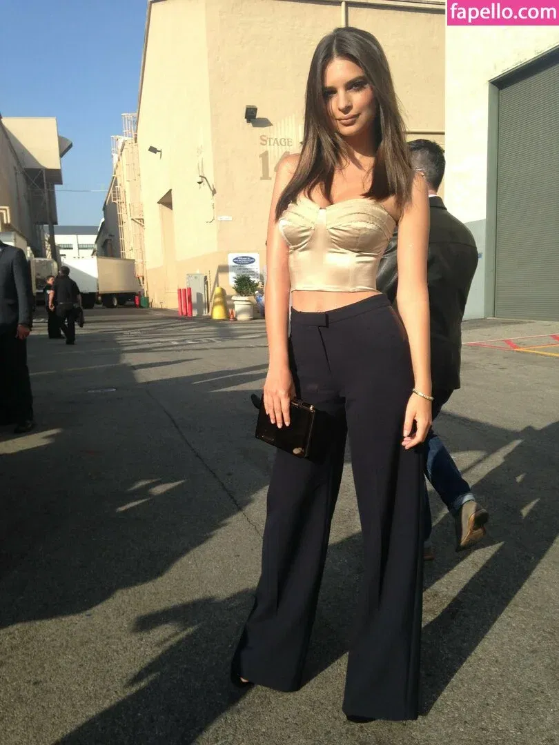 Emily Ratajkowski Onlyfans Photo Gallery 