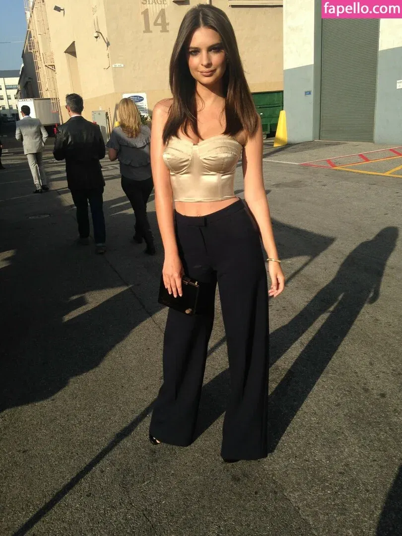 Emily Ratajkowski Onlyfans Photo Gallery 