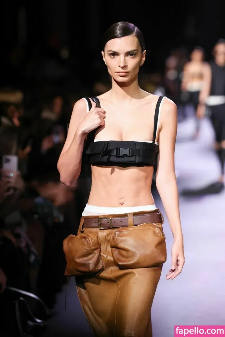 Emily Ratajkowski Onlyfans Photo Gallery 