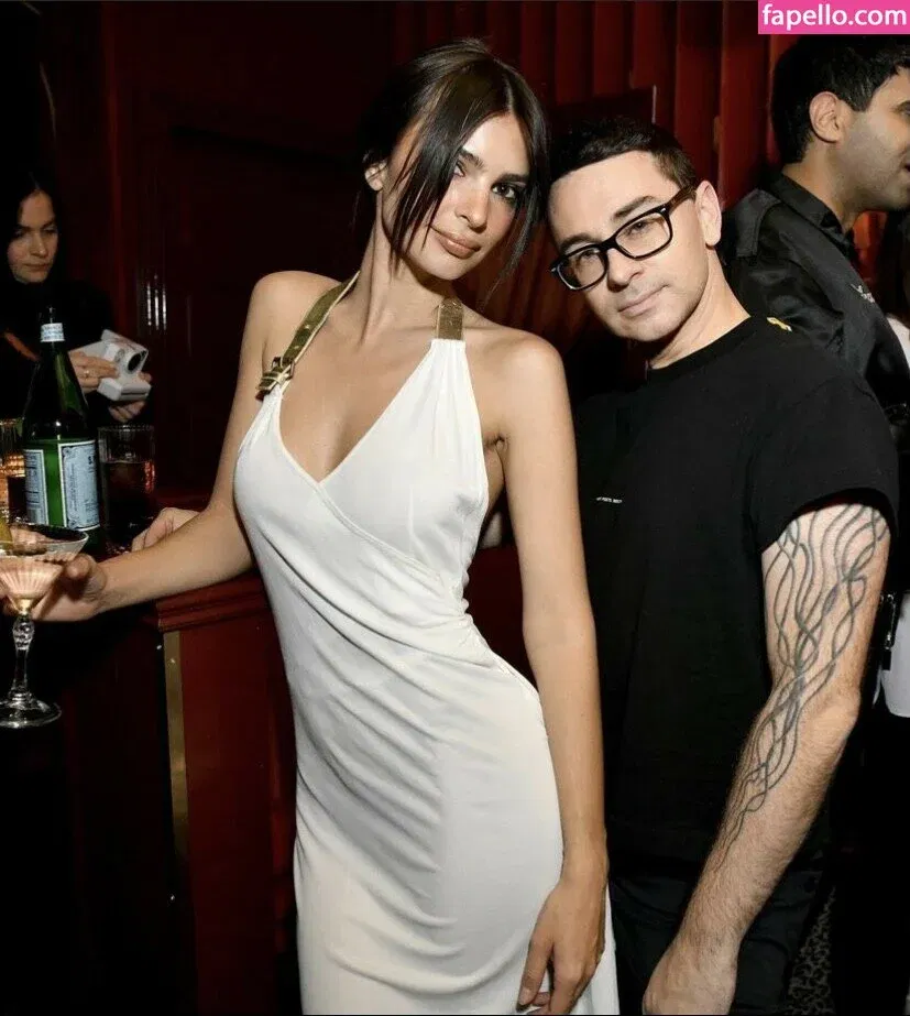 Emily Ratajkowski Onlyfans Photo Gallery 