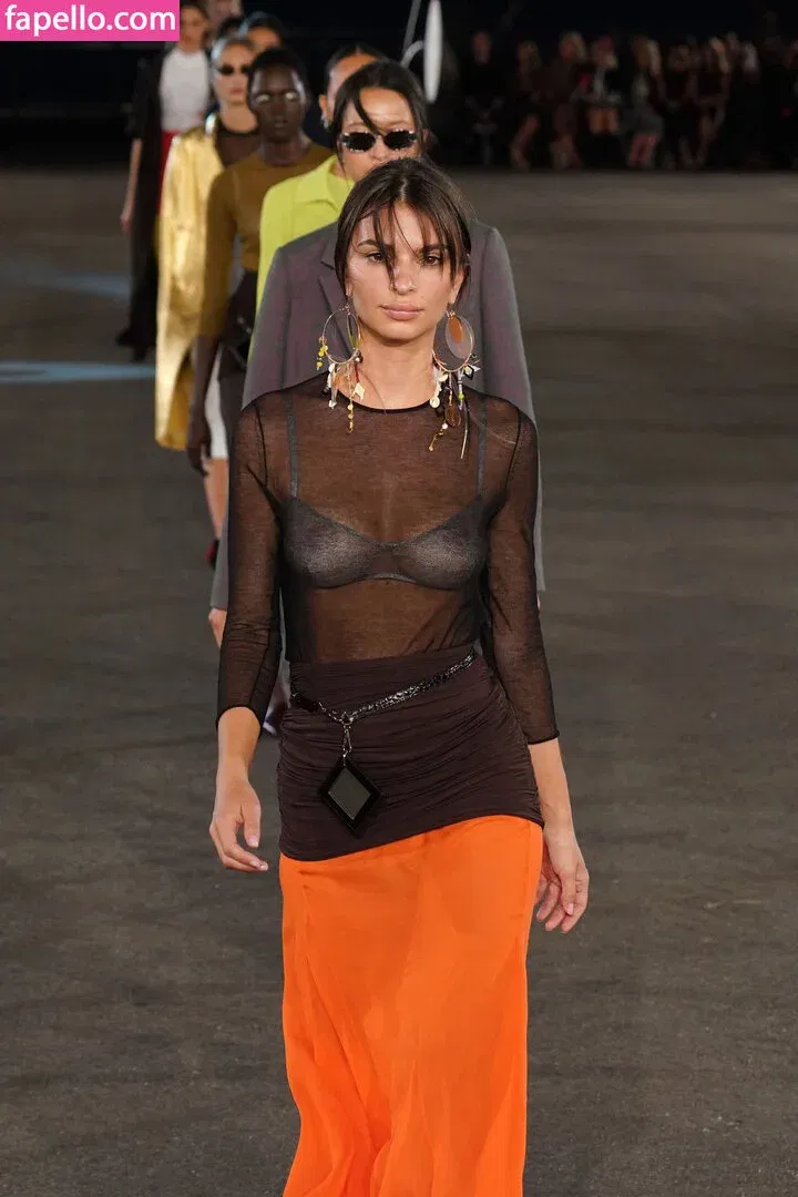 Emily Ratajkowski Onlyfans Photo Gallery 