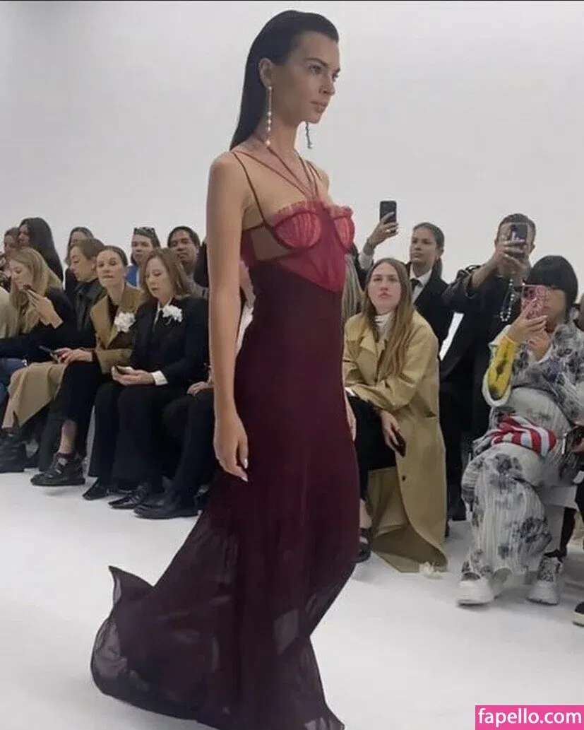 Emily Ratajkowski Onlyfans Photo Gallery 