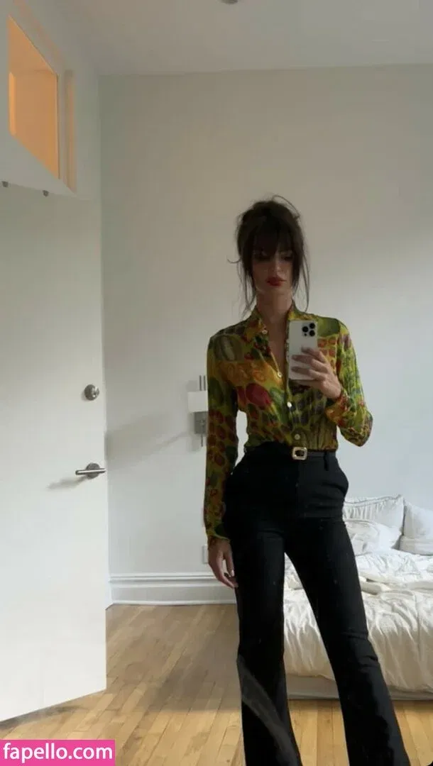 Emily Ratajkowski Onlyfans Photo Gallery 