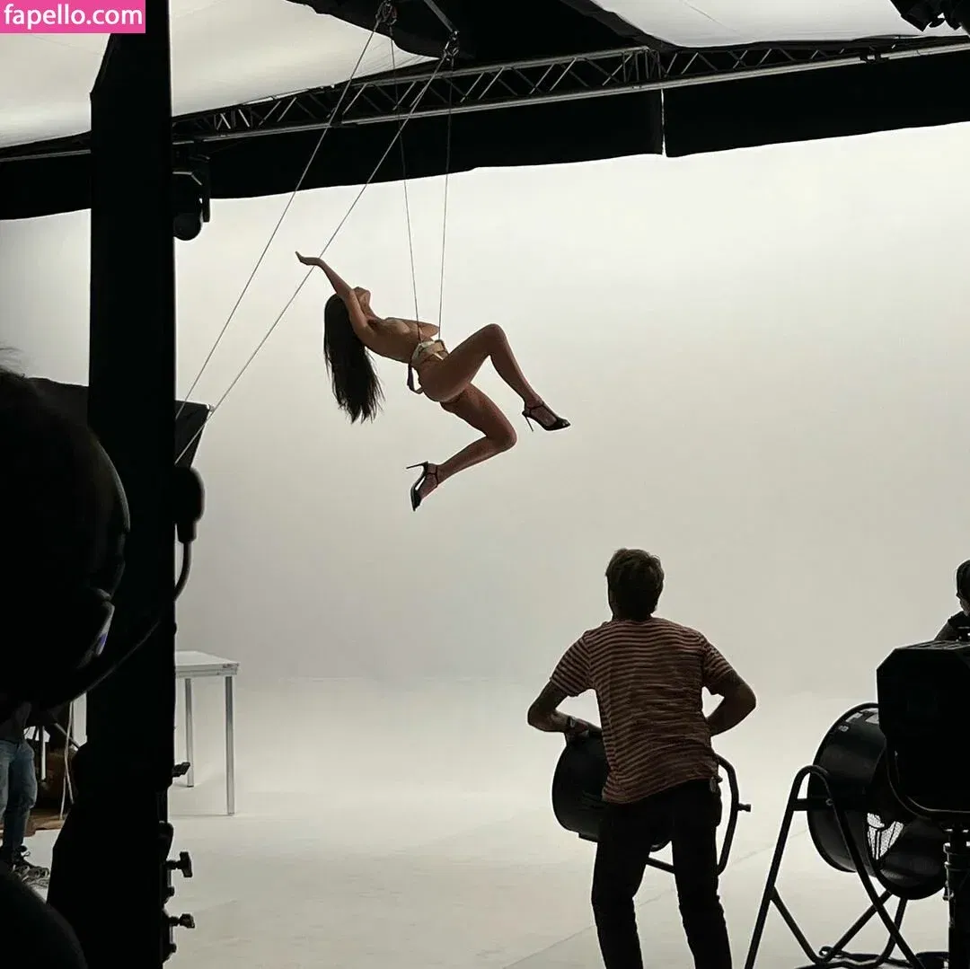 Emily Ratajkowski Onlyfans Photo Gallery 