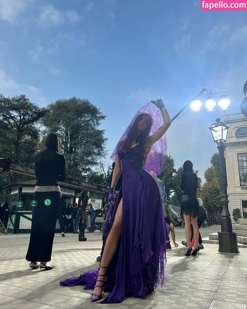 Emily Ratajkowski Onlyfans Photo Gallery 