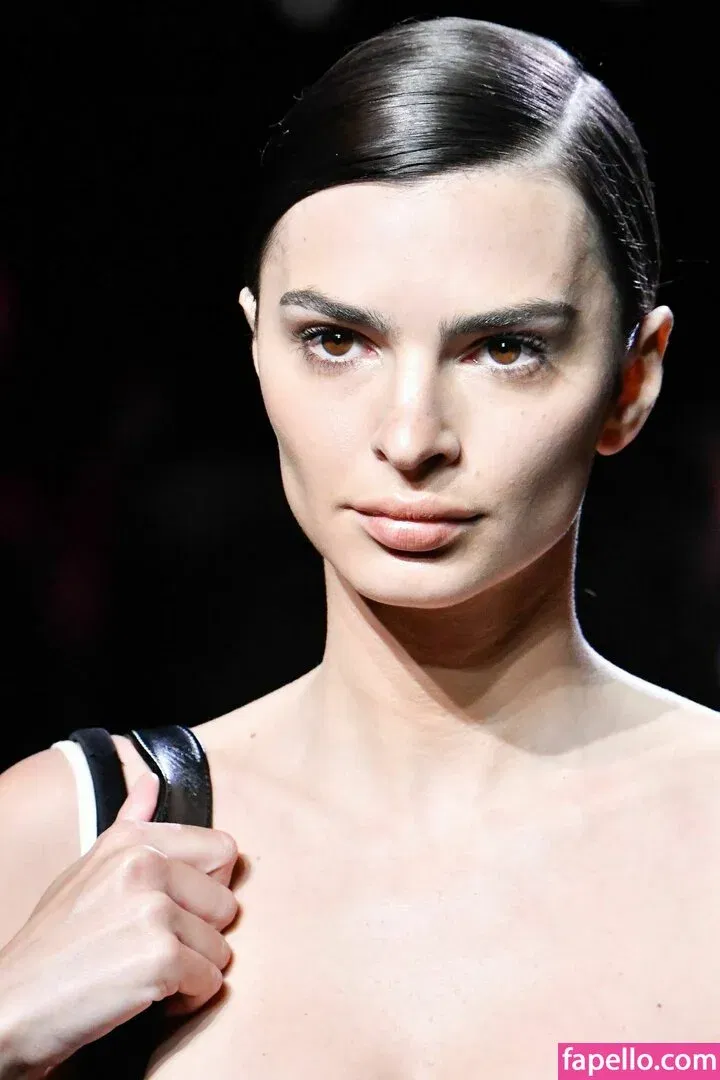 Emily Ratajkowski Onlyfans Photo Gallery 