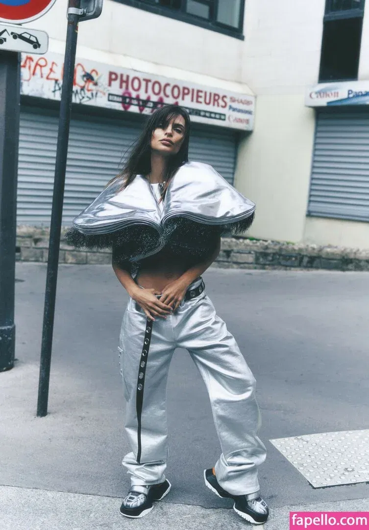 Emily Ratajkowski Onlyfans Photo Gallery 