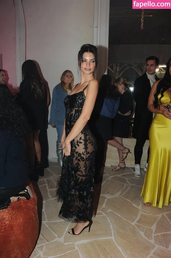 Emily Ratajkowski Onlyfans Photo Gallery 