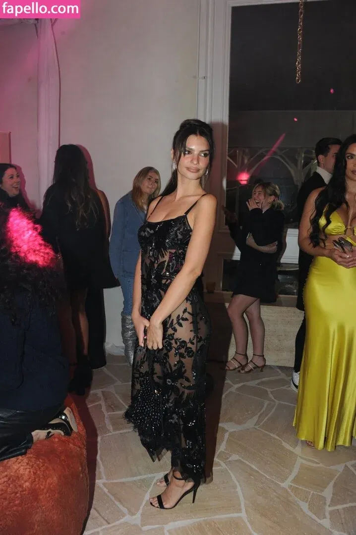 Emily Ratajkowski Onlyfans Photo Gallery 