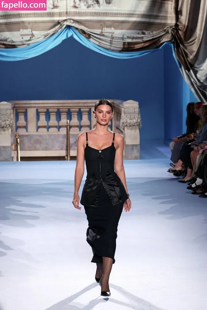 Emily Ratajkowski Onlyfans Photo Gallery 