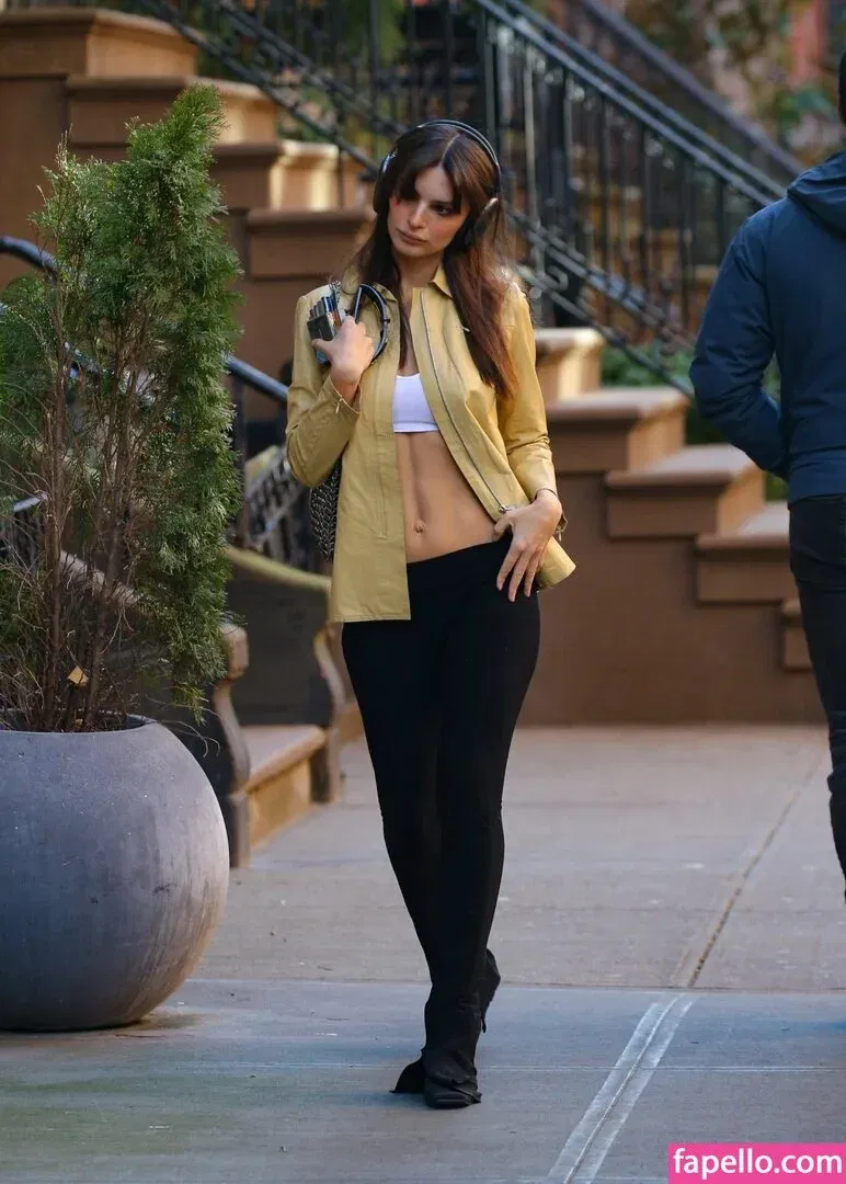 Emily Ratajkowski Onlyfans Photo Gallery 