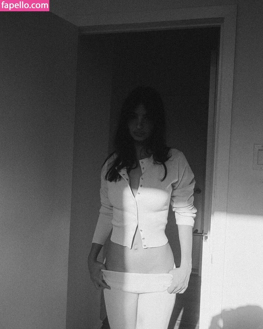 Emily Ratajkowski Onlyfans Photo Gallery 