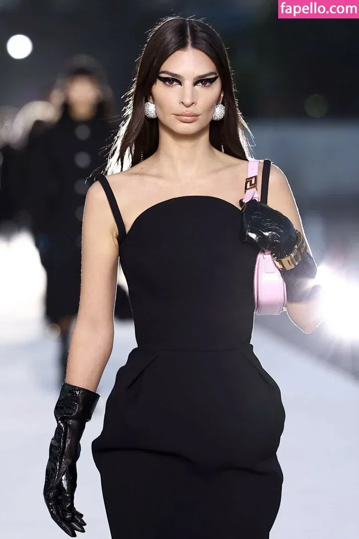 Emily Ratajkowski Onlyfans Photo Gallery 