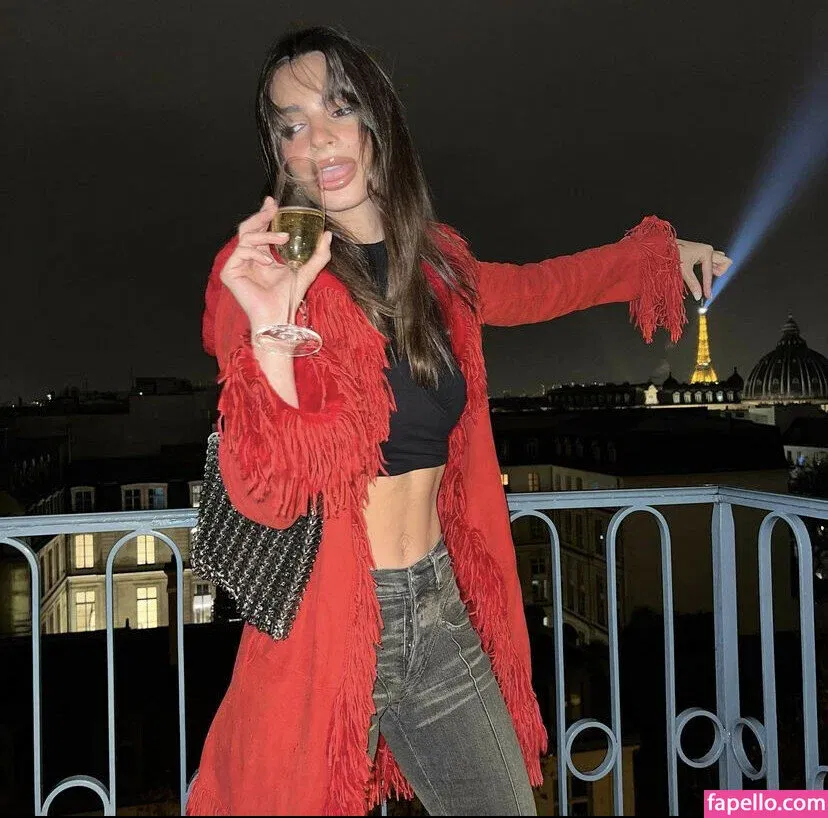 Emily Ratajkowski Onlyfans Photo Gallery 