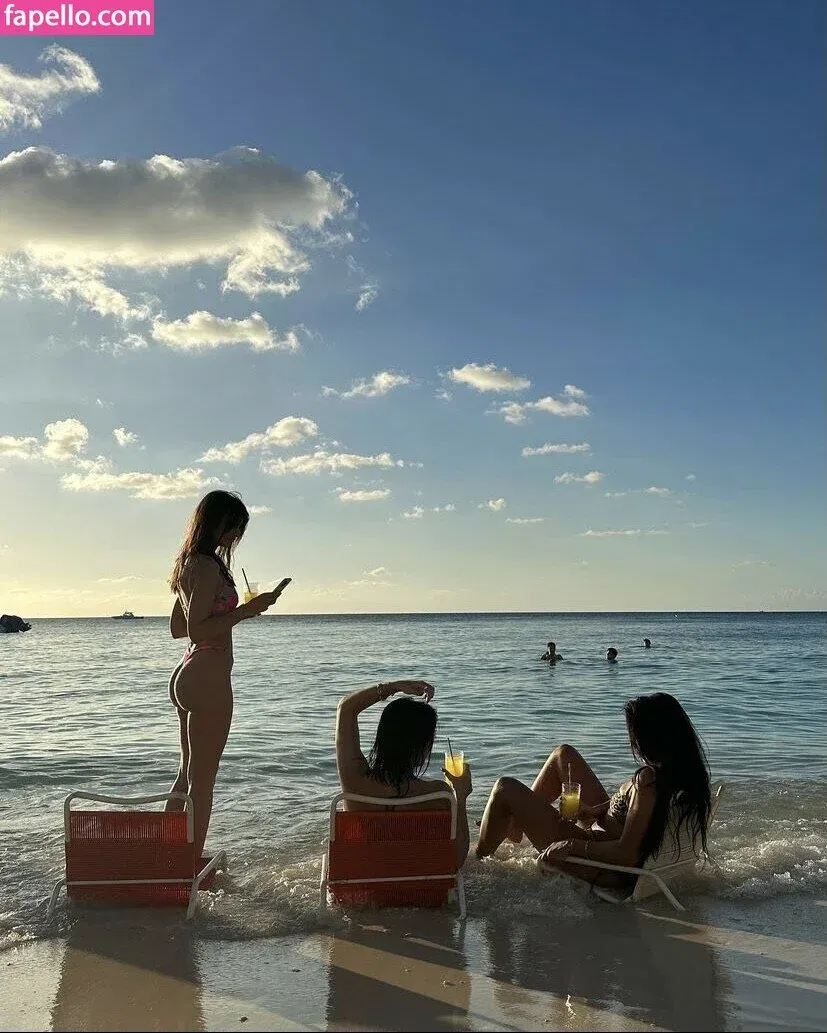 Emily Ratajkowski Onlyfans Photo Gallery 