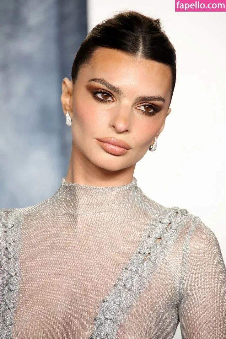 Emily Ratajkowski Onlyfans Photo Gallery 