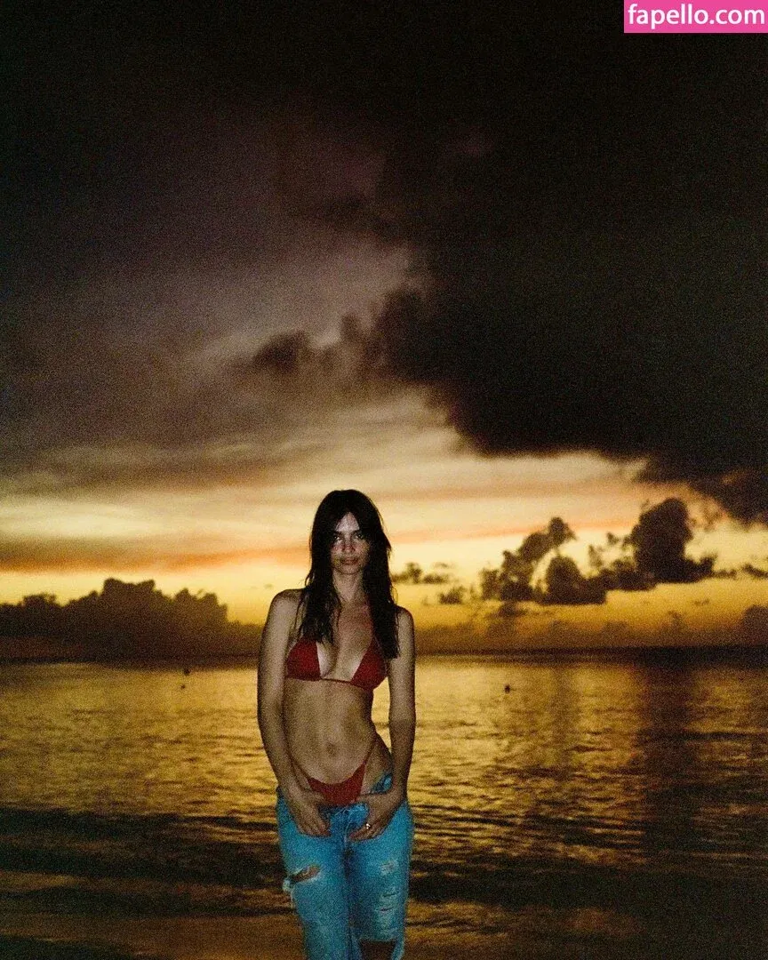 Emily Ratajkowski Onlyfans Photo Gallery 