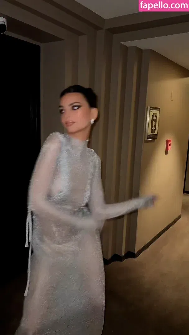 Emily Ratajkowski Onlyfans Photo Gallery 